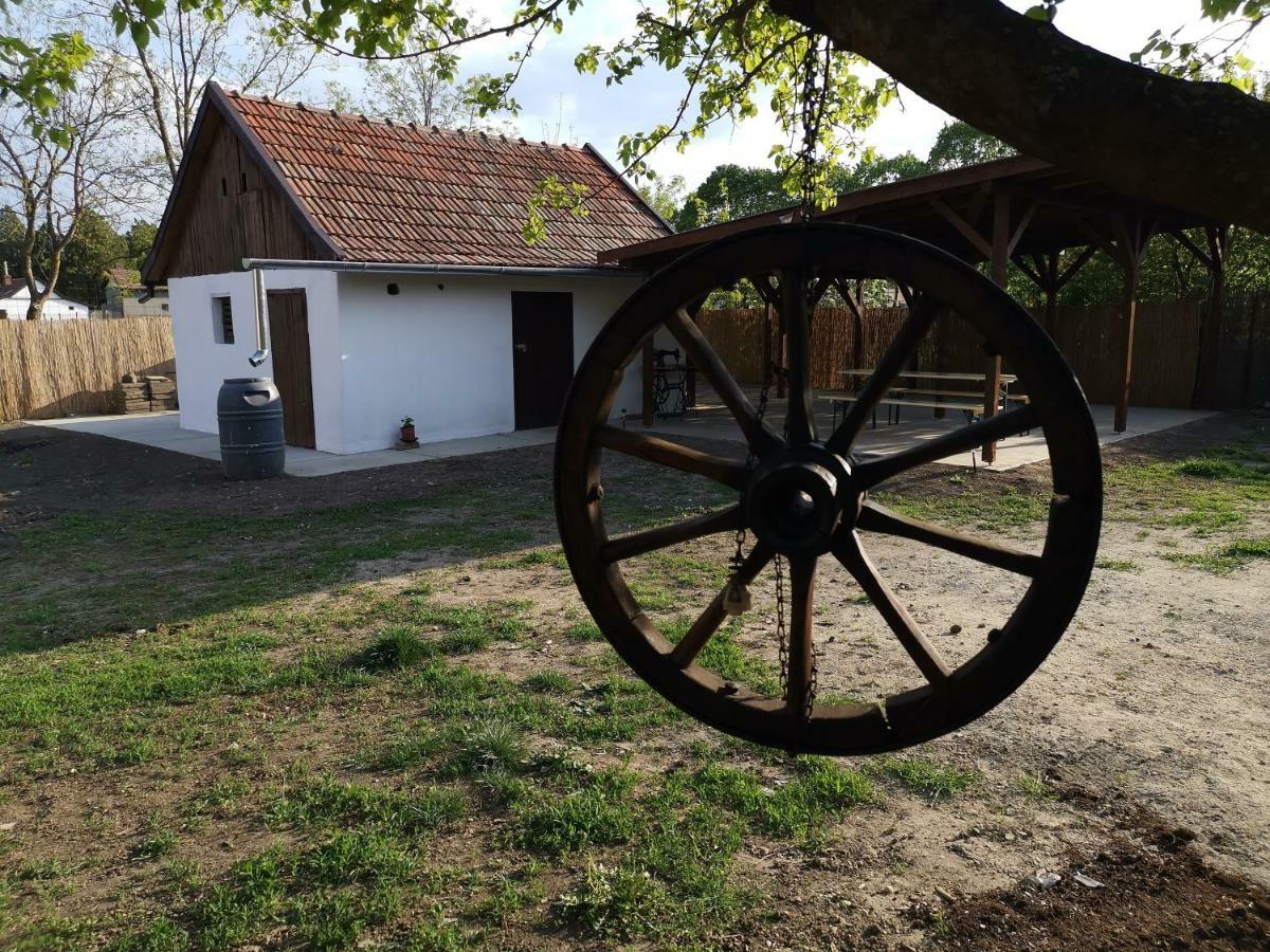 Harsfak Villa Mezokovacshaza Buitenkant foto