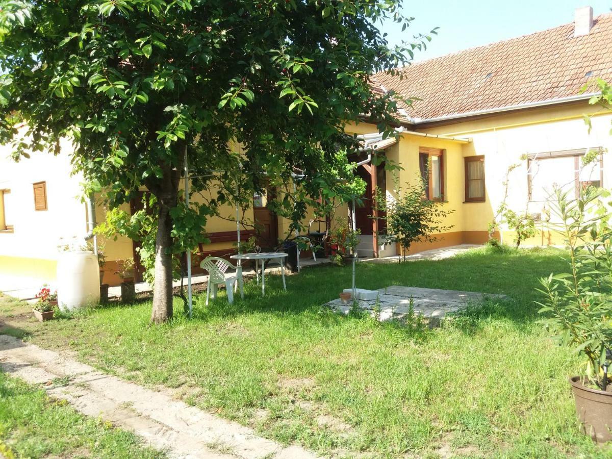 Harsfak Villa Mezokovacshaza Buitenkant foto